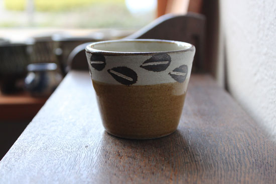工房十鶴・コーヒー豆柄の小さなフリーカップ   カモシカ雑貨店 ブログ