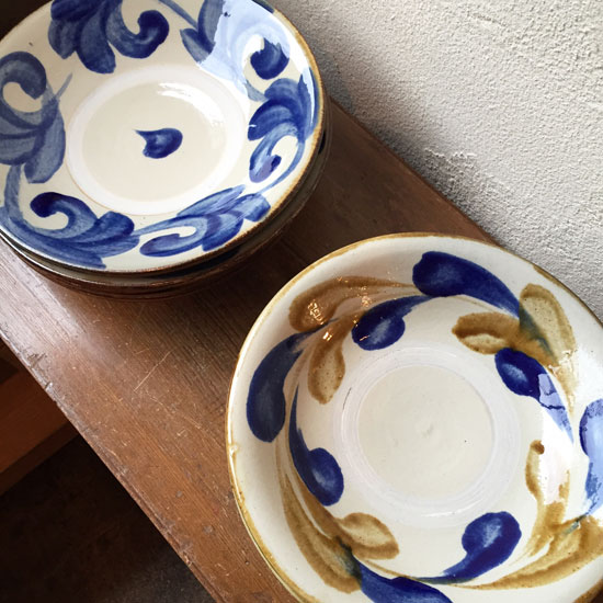 『やちむん』の大きなお皿が揃っております！ | カモシカ雑貨店 ブログ